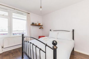 Stylish Hoxton Flat with Balcony